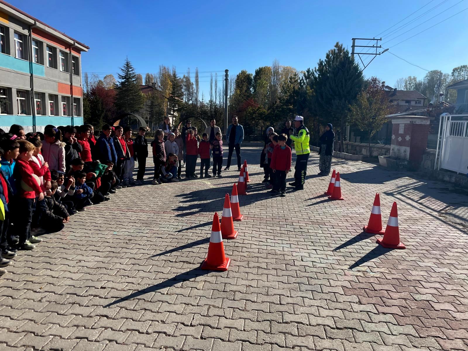 Jandarma öğrencileri bilgilendirdi 